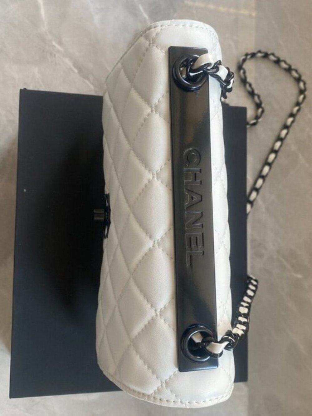 Chanel diamond-pattern crossbody bag or shoulder bag - Picture 2 of 5